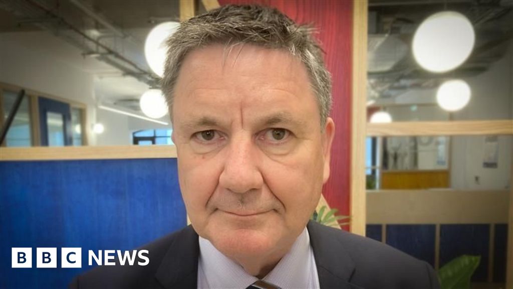 Chefe de IA do Reino Unido pede demissão por 'humor'
