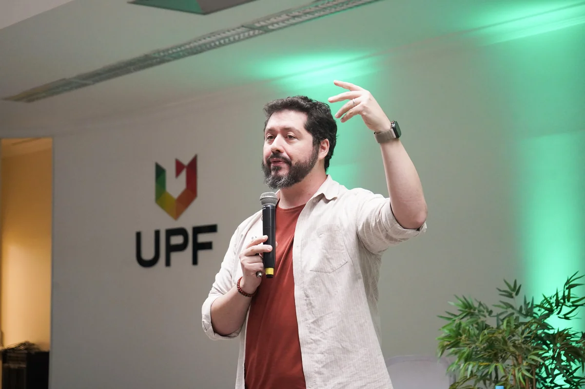 IA potencializa mudanças climáticas, alerta Átila Iamarino