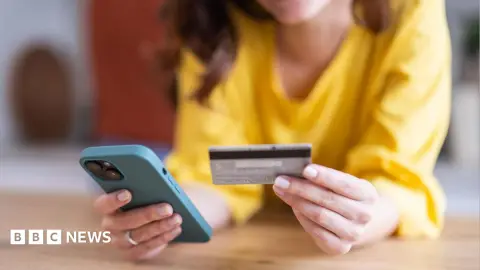 Mais da metade dos adultos no Reino Unido já viu anúncio falso online