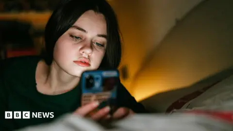 Reino Unido quer cortar redes sociais à meia-noite para adolescentes
